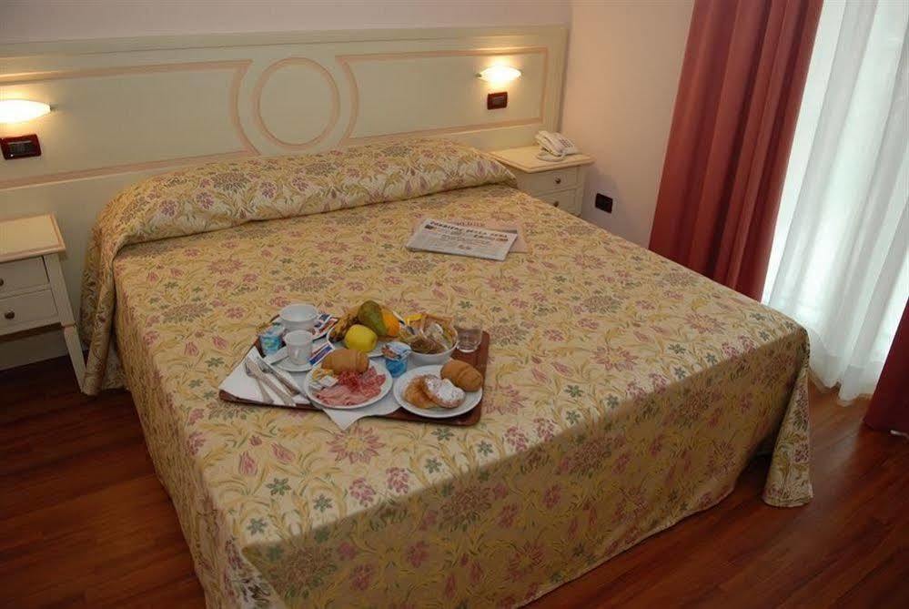 Hotel Plazza Porcari Esterno foto